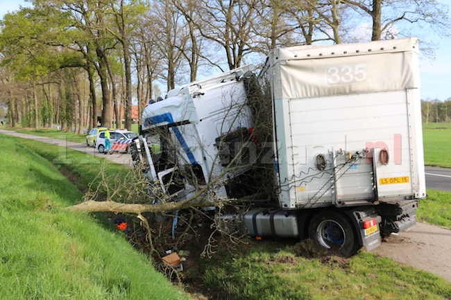 Foto 2: Vrachtwagen raakt van de weg en ramt boom in Ootmarsum