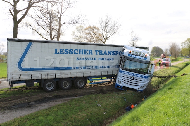 VIDEO: Vrachtwagen raakt van de weg en ramt boom in Ootmarsum, chauffeur raakt gewond