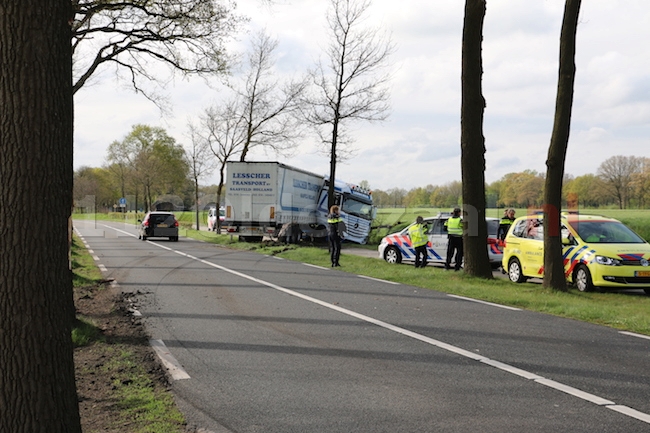 Foto 3: Vrachtwagen raakt van de weg en ramt boom in Ootmarsum