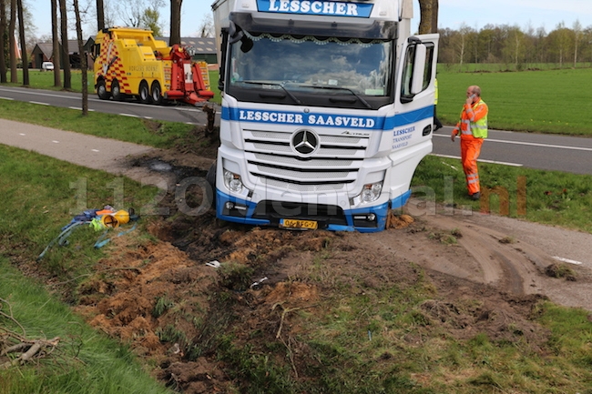 UPDATE (foto’s) Vrachtwagen raakt van de weg en ramt boom in Ootmarsum, chauffeur raakt gewond