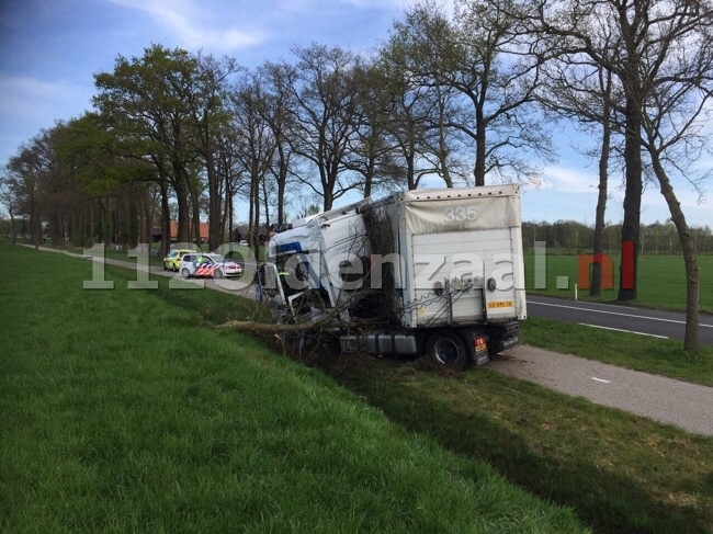 Vrachtwagen raakt van de weg en ramt boom in Ootmarsum