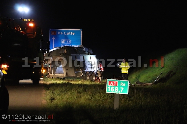 foto 7: Paard omgekomen bij ongeval A1 bij Oldenzaal, snelweg uren afgesloten geweest