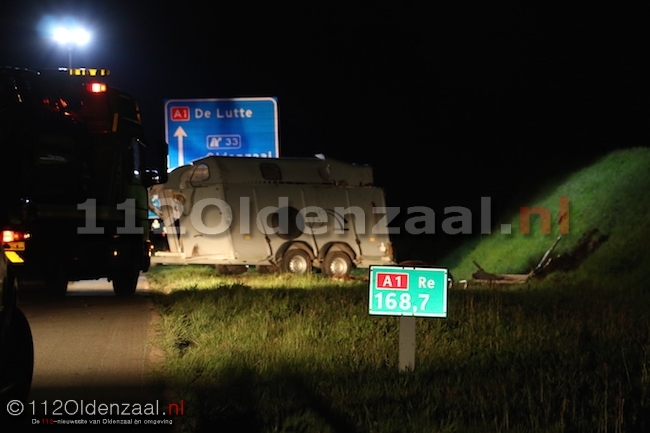 foto 8: Paard omgekomen bij ongeval A1 bij Oldenzaal, snelweg uren afgesloten geweest
