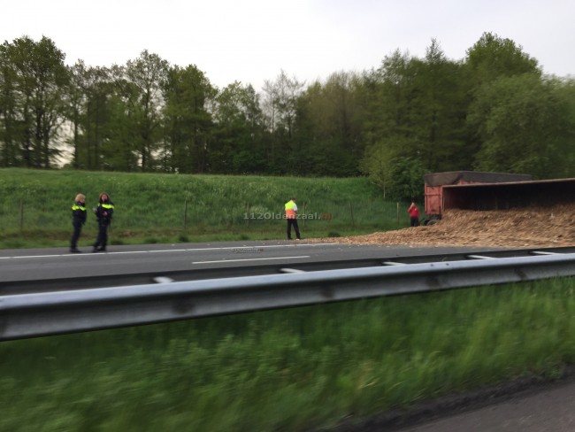 Gekantelde vrachtwagen op de A1 bij De Lutte, file richting Duitsland