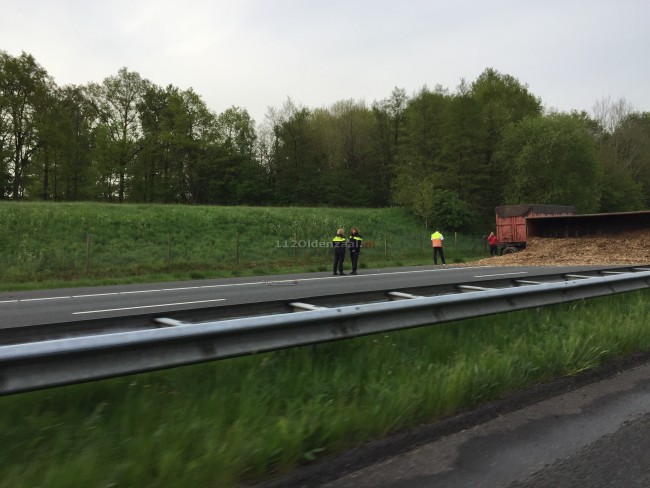Foto 2: Gekantelde vrachtwagen op de A1 bij De Lutte, file richting Duitsland