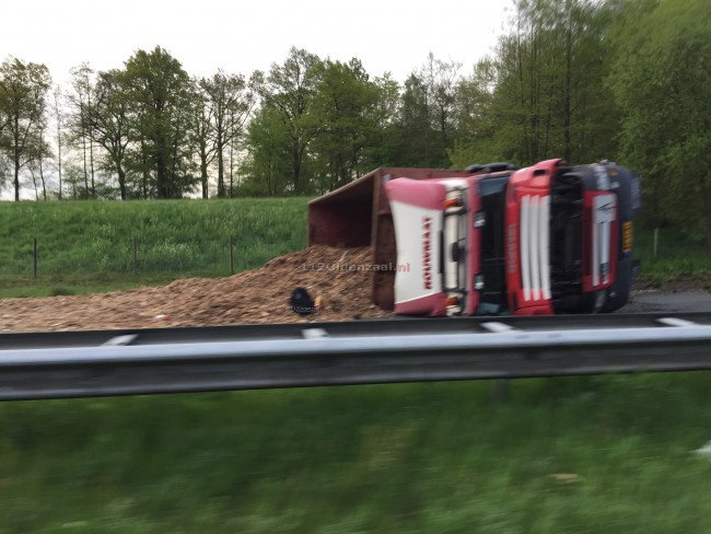 Foto 3: Gekantelde vrachtwagen op de A1 bij De Lutte, file richting Duitsland