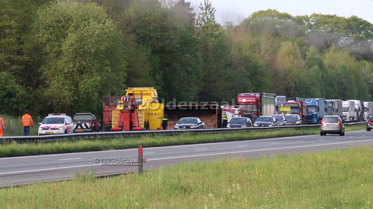 Foto 4: Gekantelde vrachtwagen op de A1 bij De Lutte, file richting Duitsland