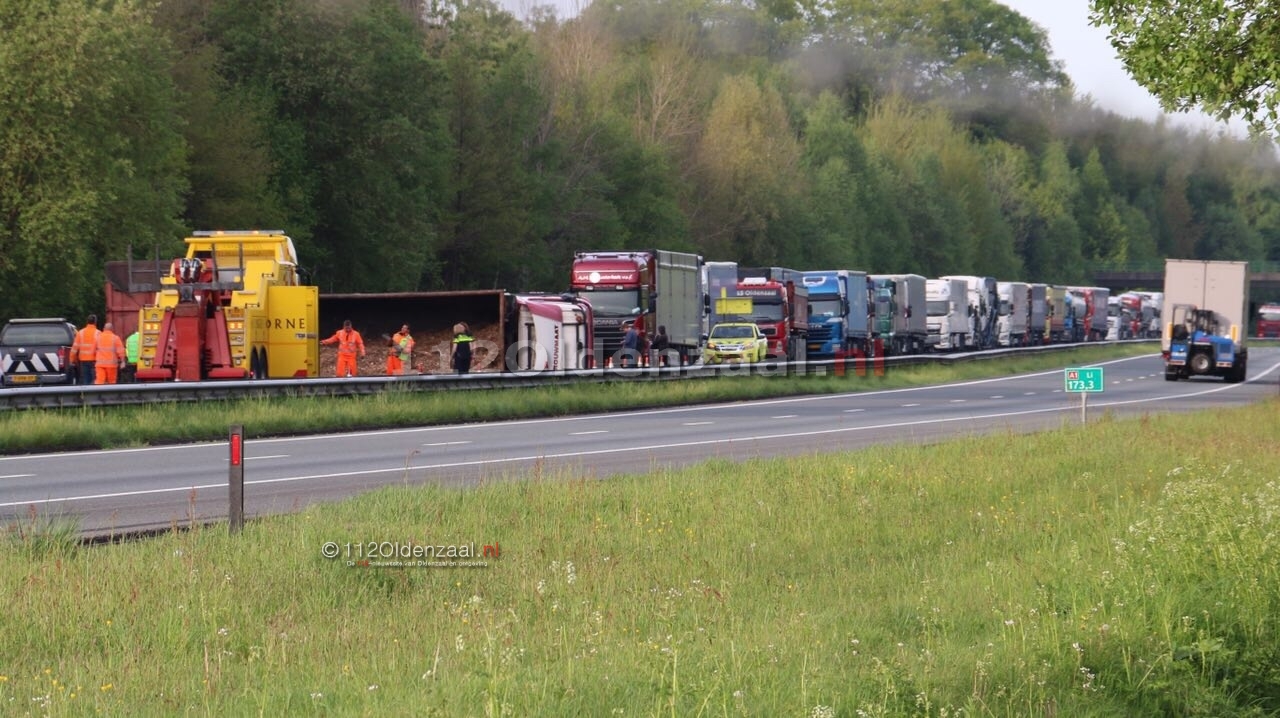Video: Gekantelde vrachtwagen op de A1 bij De Lutte, file richting Duitsland