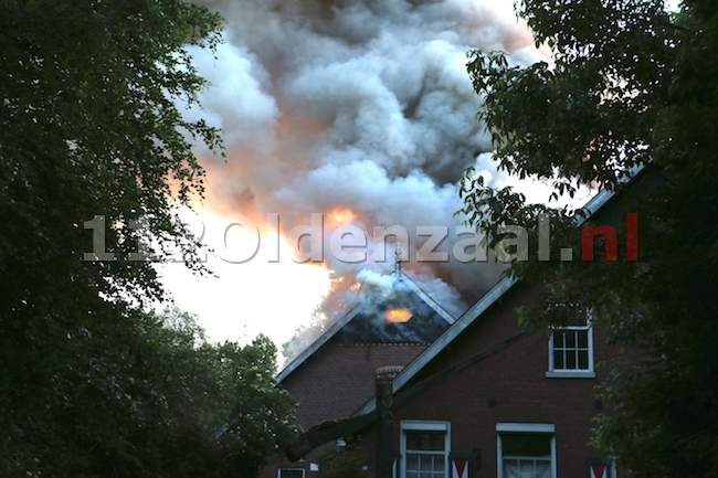 foto: Leegstaande boerderij in Saasveld door brand verwoest