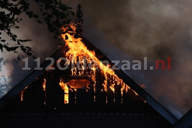 foto 2: Leegstaande boerderij in Saasveld door brand verwoest