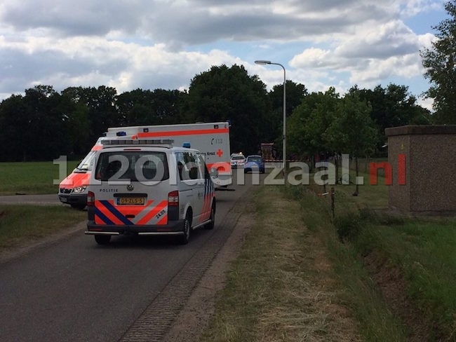 foto 4: Wielrenner ernstig gewond na aanrijding Sloothuizerweg Beuningen, traumahelikopter opgeroepen