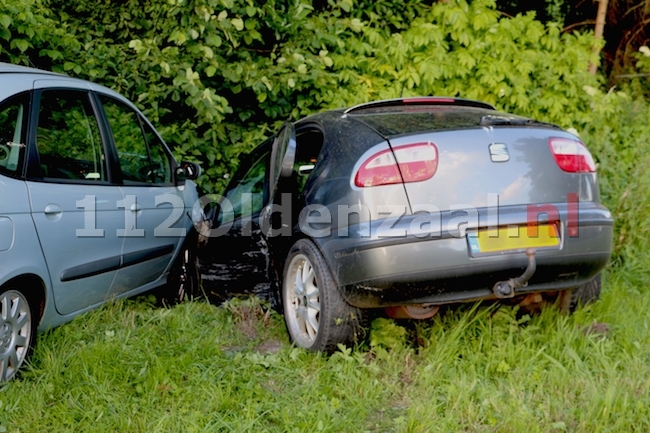 foto 2: Auto’s belanden in sloot na aanrijding N343 Jan van Arkelweg in Reutum