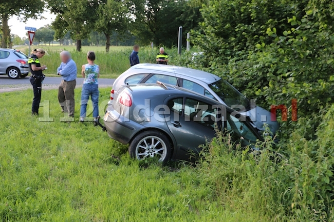 foto 3: Auto’s belanden in sloot na aanrijding N343 Jan van Arkelweg in Reutum