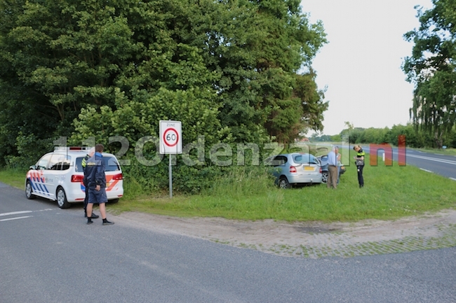 Auto’s belanden in sloot na aanrijding N343 Jan van Arkelweg in Reutum