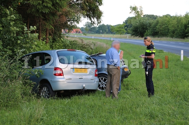 foto 4: Auto’s belanden in sloot na aanrijding N343 Jan van Arkelweg in Reutum