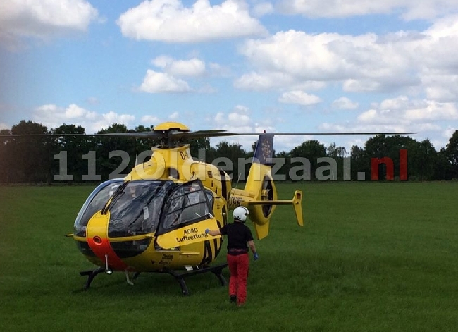 foto 3: Wielrenner ernstig gewond na aanrijding Sloothuizerweg Beuningen, traumahelikopter opgeroepen
