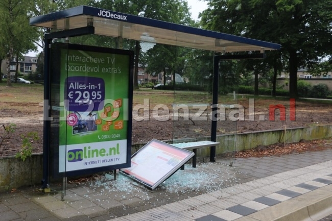 Foto 2: Vernieling aan bushokje Thijsniederweg Oldenzaal