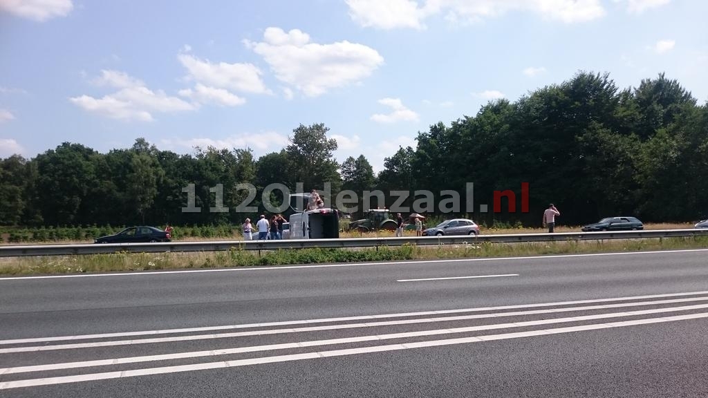 FOTO: Ongeval A1 bij Oldenzaal, voertuig op kant