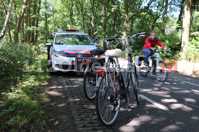 foto 2: Fietsers komen in botsing met elkaar op Schipleidelaan Oldenzaal, een persoon gewond