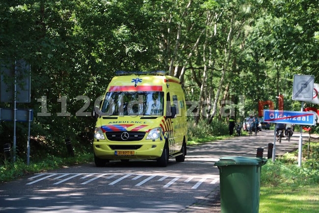 foto: Fietsers komen in botsing met elkaar op Schipleidelaan Oldenzaal, een persoon gewond