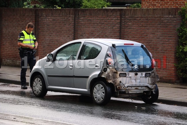 foto: Flinke schade bij aanrijding op singel in Enschede