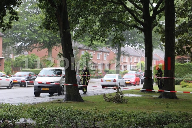 foto 2: Brandweer zet gedeelte plantsoen Toon Borghuisstraat Oldenzaal af wegens gevaar voor vallende takken