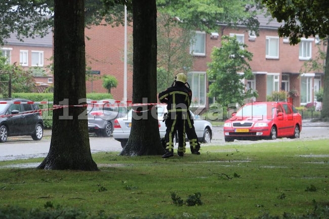 foto: Brandweer zet gedeelte plantsoen Toon Borghuisstraat Oldenzaal af wegens gevaar voor vallende takken