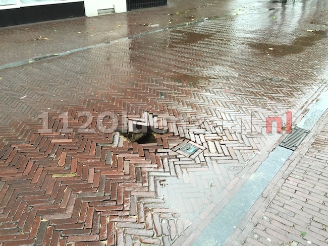 foto 2: Gat in weg Bisschopstraat Oldenzaal zorgt voor gevaarlijke situatie