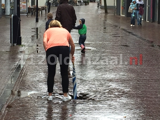 foto 3: Gat in weg Bisschopstraat Oldenzaal zorgt voor gevaarlijke situatie