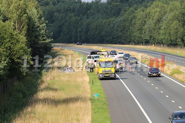 VIDEO: Moeder en kinderen gewond bij ongeluk A1 De Lutte, auto over de kop geslagen