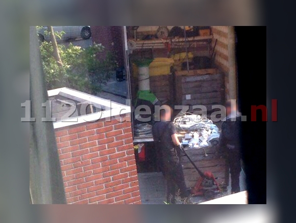 foto: Hennepkwekerij aangetroffen in woning Oldenzaal, 46-jarige Oldenzaler aangehouden 