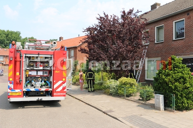 Brandweer betreedt woning aan Huurnestraat Oldenzaal wegens rookmelder