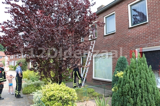 foto 2: Brandweer betreedt woning aan Huurnestraat Oldenzaal wegens rookmelder