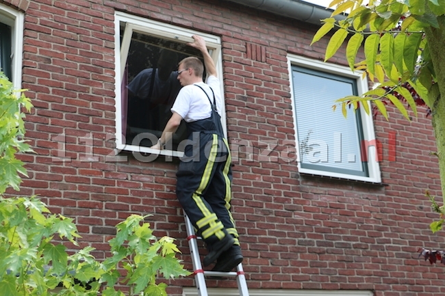 foto 3: Brandweer betreedt woning aan Huurnestraat Oldenzaal wegens rookmelder