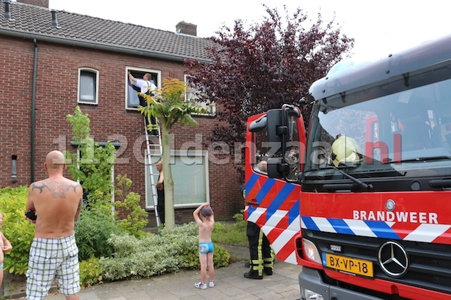foto 4: Brandweer betreedt woning aan Huurnestraat Oldenzaal wegens rookmelder