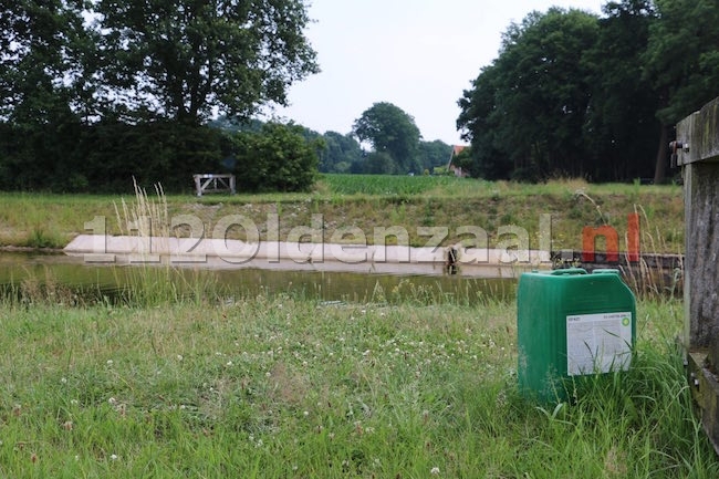 foto 3: Vaten met onbekende inhoud uit Omleidingskanaal gehaald in Beuningen