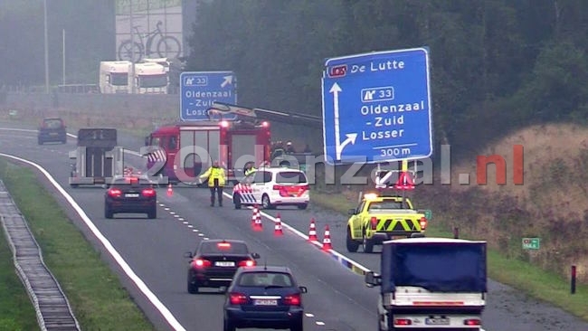 VIDEO: Auto in de berm op de A1 bij Oldenzaal-Zuid, rechter rijstrook afgesloten