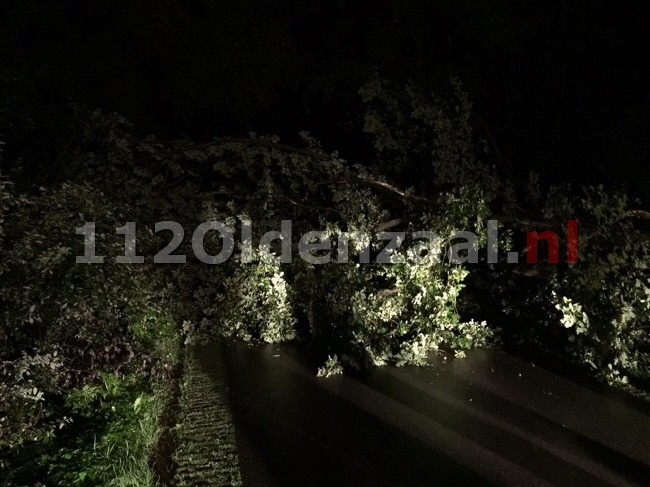 Stormschade Saasveld; boom valt over weg