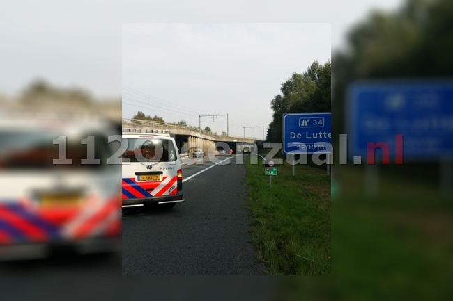 foto 2: Bus krijgt klapband op A1 De Lutte, rechterrijstrook afgesloten