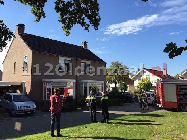 (foto) Hulpdiensten rukken uit voor melding schoorsteenbrand Distel Oldenzaal