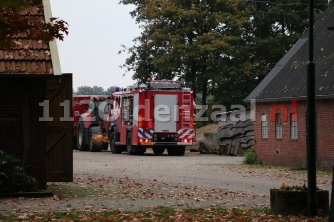 Foto 3: Koe komt in put terecht in Beuningen, brandweer start reddingsoperatie