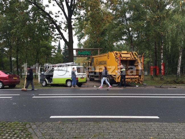 foto 2: Gewonde bij botsing tussen busje en vuilniswagen tussen Oldenzaal en Deurningen
