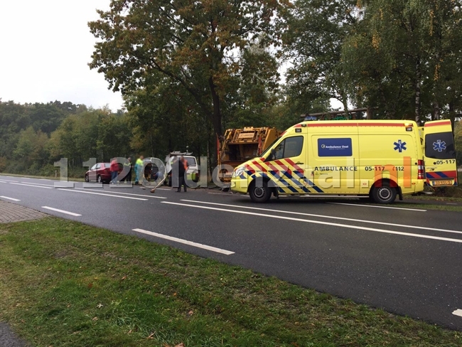 foto 3: Gewonde bij botsing tussen busje en vuilniswagen tussen Oldenzaal en Deurningen