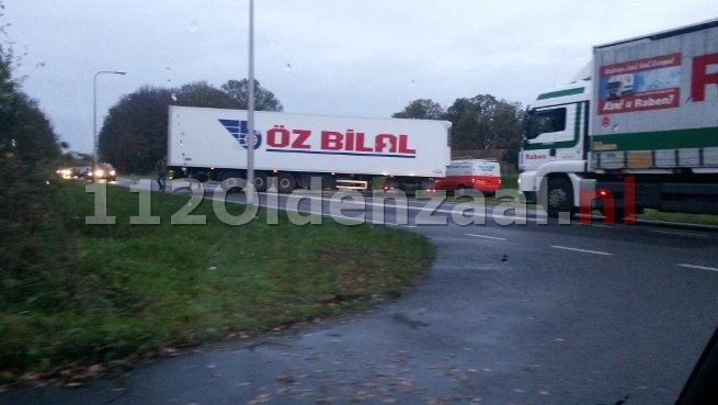 (foto) Oldenzaalsestraat tussen Losser en Oldenzaal versperd door vrachtwagen