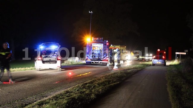 foto 2: Auto met aanhanger op de kop in sloot Vasserweg Nutter, een persoon gewond