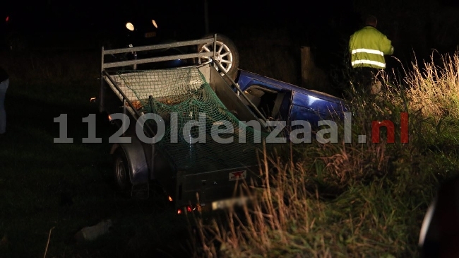 foto: Auto met aanhanger op de kop in sloot Vasserweg Nutter, een persoon gewond