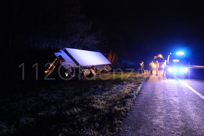 Foto: Vrachtwagenchauffeur zwaargewond bij ongeval A1 tussen Oldenzaal en De Lutte