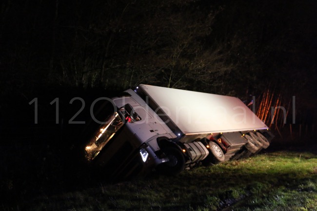 Video: Vrachtwagenchauffeur zwaargewond bij ongeval A1 tussen Oldenzaal en De Lutte