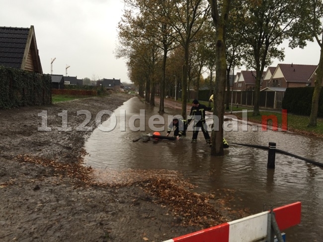 Foto: Brandweer rukt uit voor wateroverlast Alleeweg Ootmarsum 