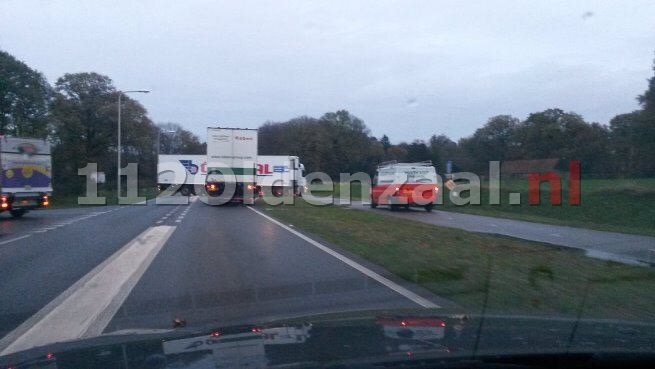 (foto 2) Oldenzaalsestraat tussen Losser en Oldenzaal versperd door vrachtwagen